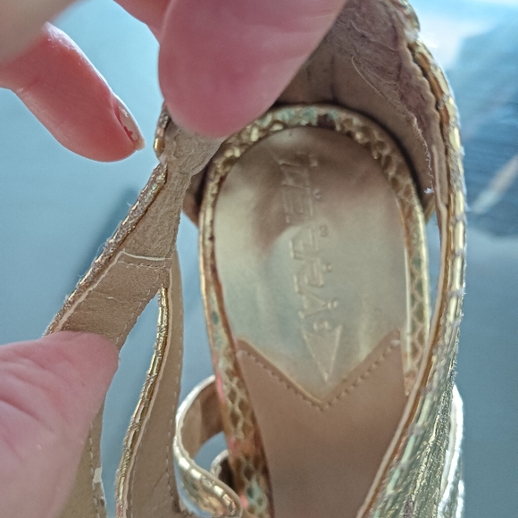 Gold heels - Picture 4 of 5